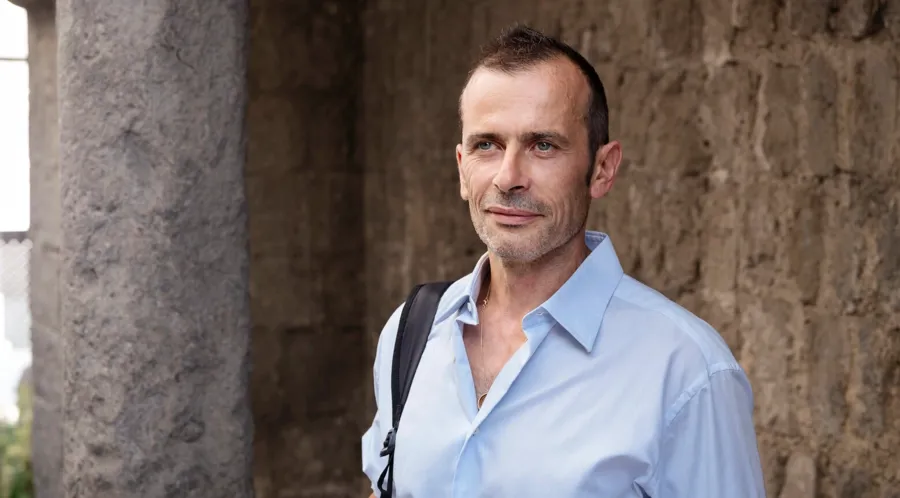 Portrait photo of Andrea. He uses catheters to manage his bladder symptoms which come from his MS diagnosis.